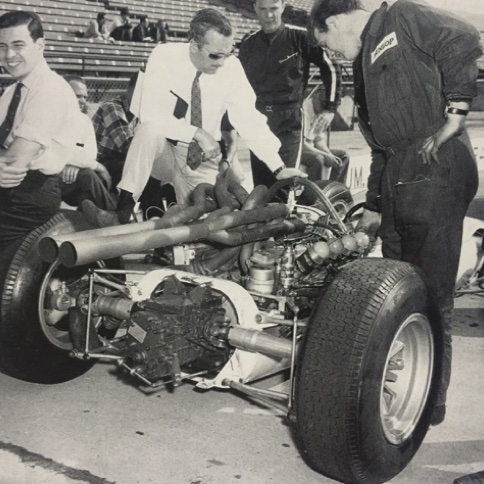 Aux essais, JIm en costume-cravate n'a pas encore reêtu sa combinaison de pilote, la nouvelle boite ZF  est à l'essai
© Indianapolis Motor Speedway